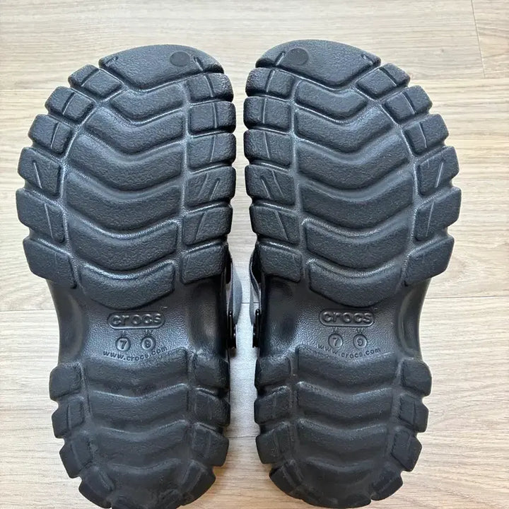 [SOLD OUT] 크록스 클래식 클로그 (260mm, M7, W9)판매합니다.