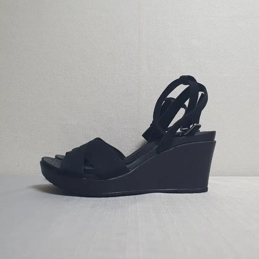 [SOLD OUT] 240mm 크록스 레이2 크로스 스트랩 앵클 웨지 블랙 W7