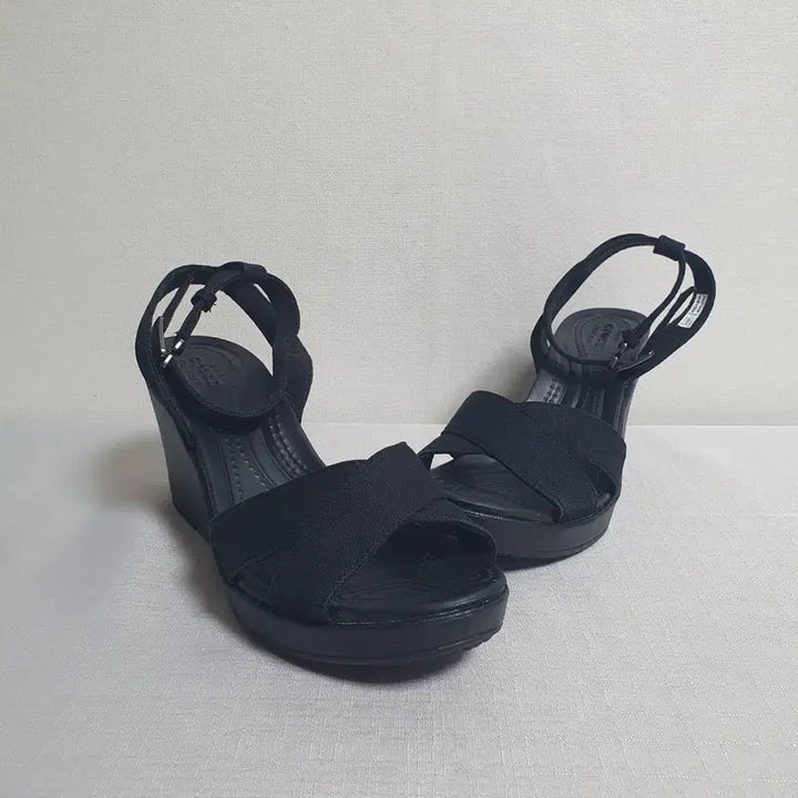 [SOLD OUT] 240mm 크록스 레이2 크로스 스트랩 앵클 웨지 블랙 W7