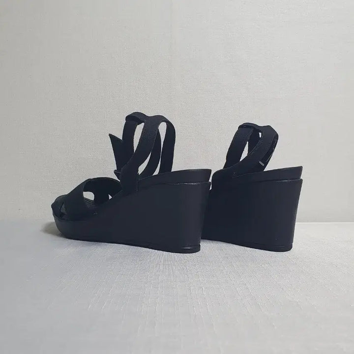 [SOLD OUT] 240mm 크록스 레이2 크로스 스트랩 앵클 웨지 블랙 W7