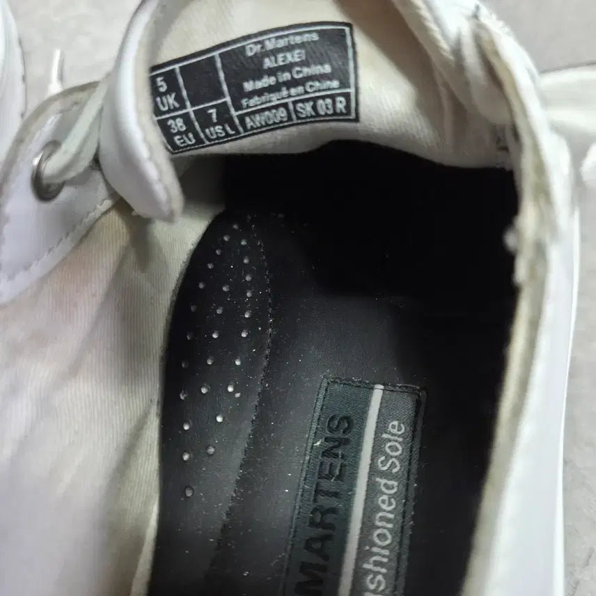[BUNJANG] Dr. Martens Alexey Silver Metal Toe Cap Boots / 닥터 마틴 알렉세이 실버 메탈 토캡 260