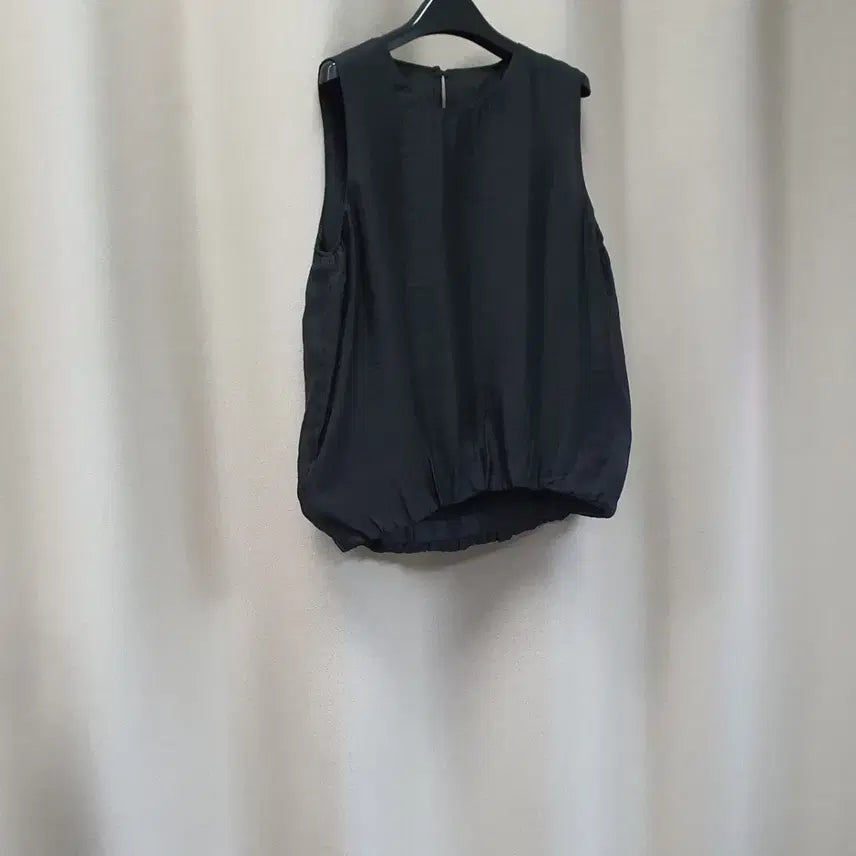 [BUNJANG] Kim Seo Ryong Sleeveless Blouse / 김서룡 민소매 슬리블리스 블라우스