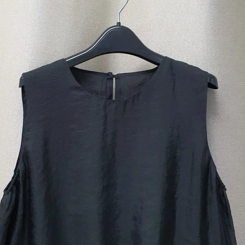 [BUNJANG] Kim Seo Ryong Sleeveless Blouse / 김서룡 민소매 슬리블리스 블라우스