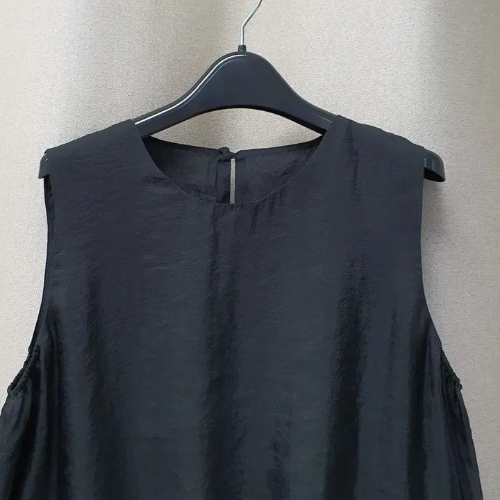 [BUNJANG] Kim Seo Ryong Sleeveless Blouse / 김서룡 민소매 슬리블리스 블라우스