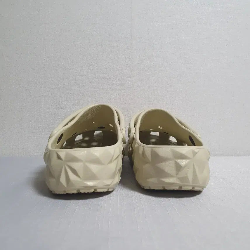 [SOLD OUT] 270mm 크록스 클래식 지오메트릭 클로그 베이지 M9