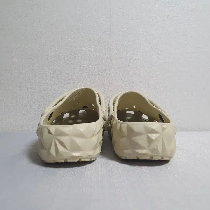 [SOLD OUT] 270mm 크록스 클래식 지오메트릭 클로그 베이지 M9
