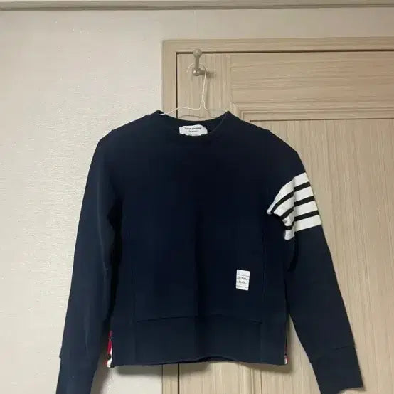 [SOLD OUT] (상태S)톰브라운 사선완장 맨투맨 팔아요
