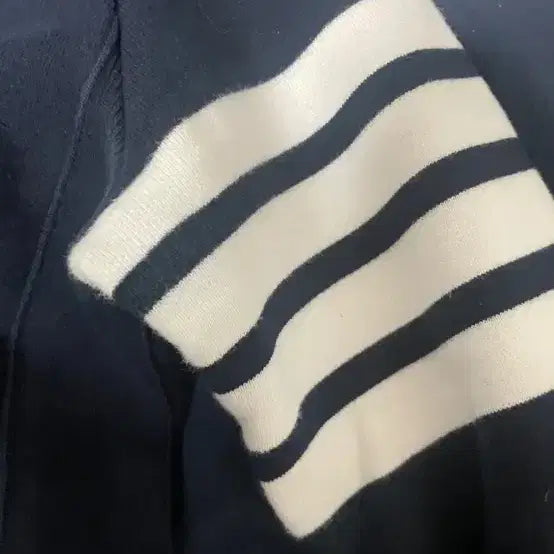 [SOLD OUT] (상태S)톰브라운 사선완장 맨투맨 팔아요