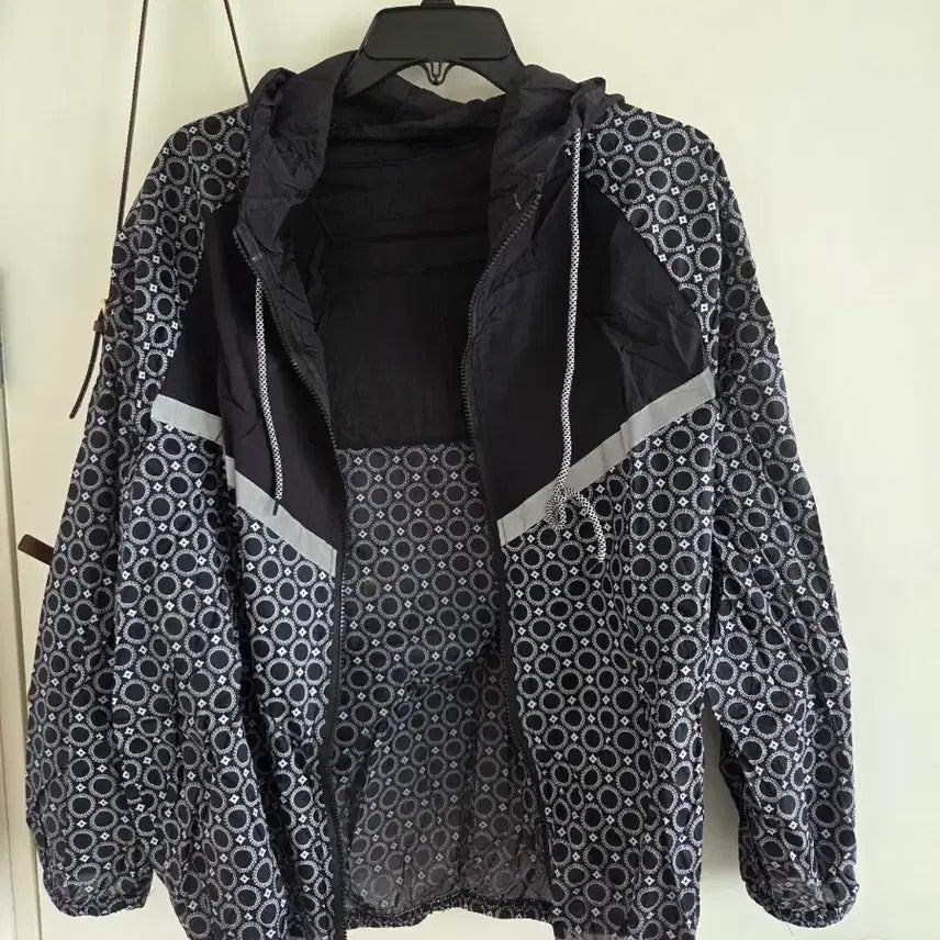 [BUNJANG] Black Pattern Hooded Windbreaker Jacket / 블랙 패턴 후드 바람막이 자켓
