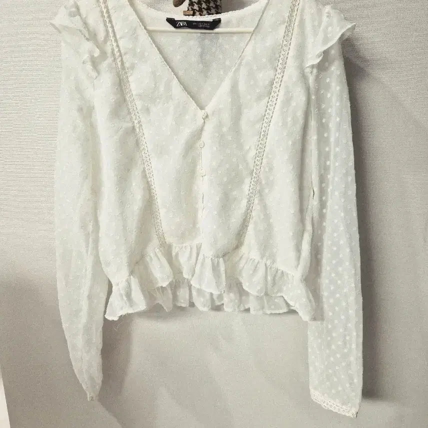 [BUNJANG] ZARA White Polka Dot Lace Frill Blouse (Size S) / [ZARA] 자라 화이트 도트 펀칭 프릴 블라우스 (S사이즈)