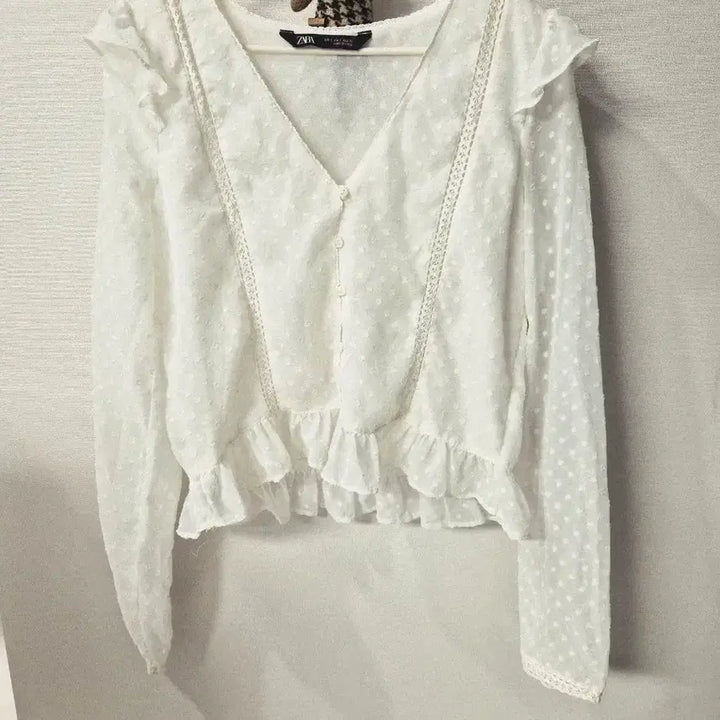 [BUNJANG] ZARA White Polka Dot Lace Frill Blouse (Size S) / [ZARA] 자라 화이트 도트 펀칭 프릴 블라우스 (S사이즈)