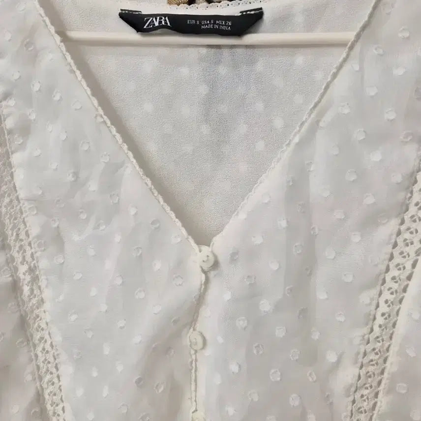 [BUNJANG] ZARA White Polka Dot Lace Frill Blouse (Size S) / [ZARA] 자라 화이트 도트 펀칭 프릴 블라우스 (S사이즈)
