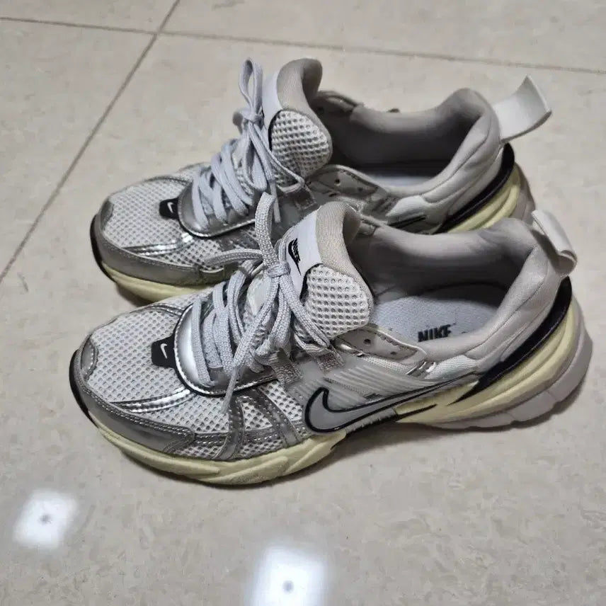 [BUNJANG] Nike V2K 230 Sneakers / 나이키 v2k 230사이즈
