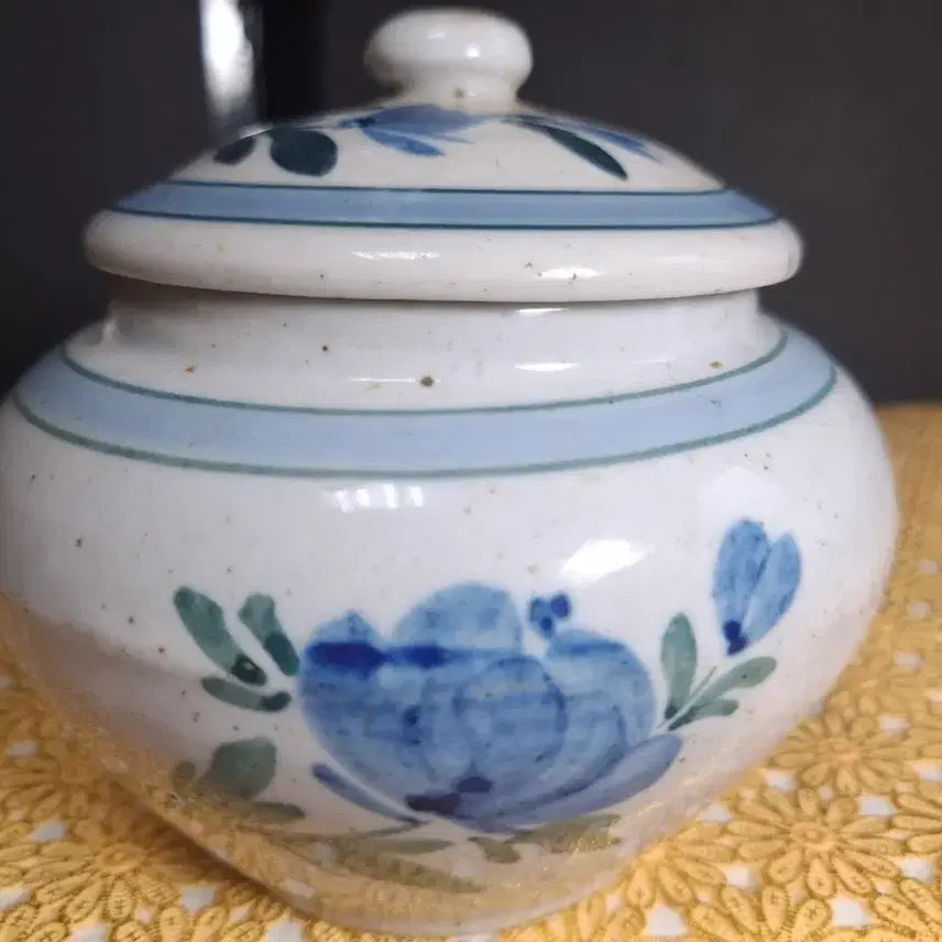[BUNJANG] Celadon Porcelain Peony Design Medicine Jar / (골동품)모란문 청화백자 약호 단지(높이약 12cm)