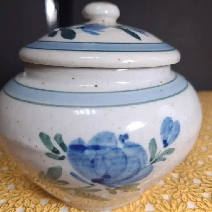[BUNJANG] Celadon Porcelain Peony Design Medicine Jar / (골동품)모란문 청화백자 약호 단지(높이약 12cm)
