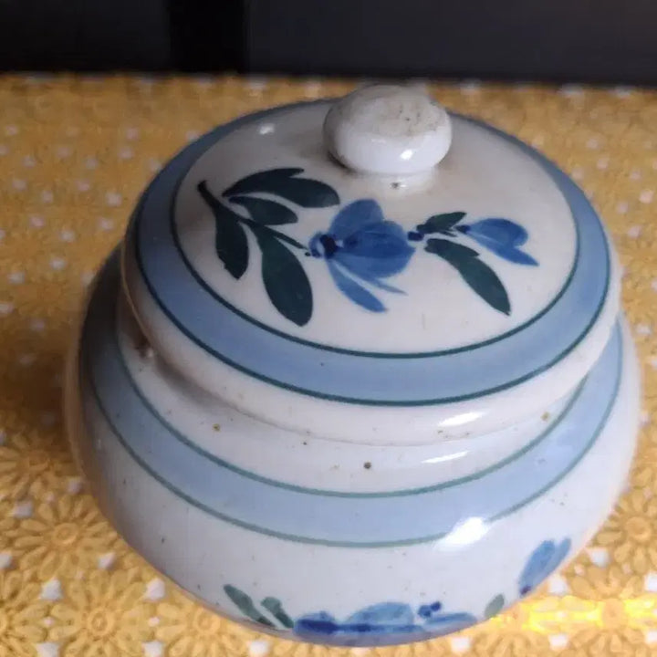 [BUNJANG] Celadon Porcelain Peony Design Medicine Jar / (골동품)모란문 청화백자 약호 단지(높이약 12cm)