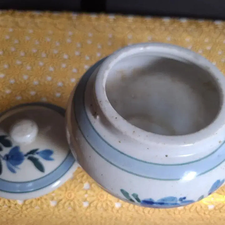 [BUNJANG] Celadon Porcelain Peony Design Medicine Jar / (골동품)모란문 청화백자 약호 단지(높이약 12cm)