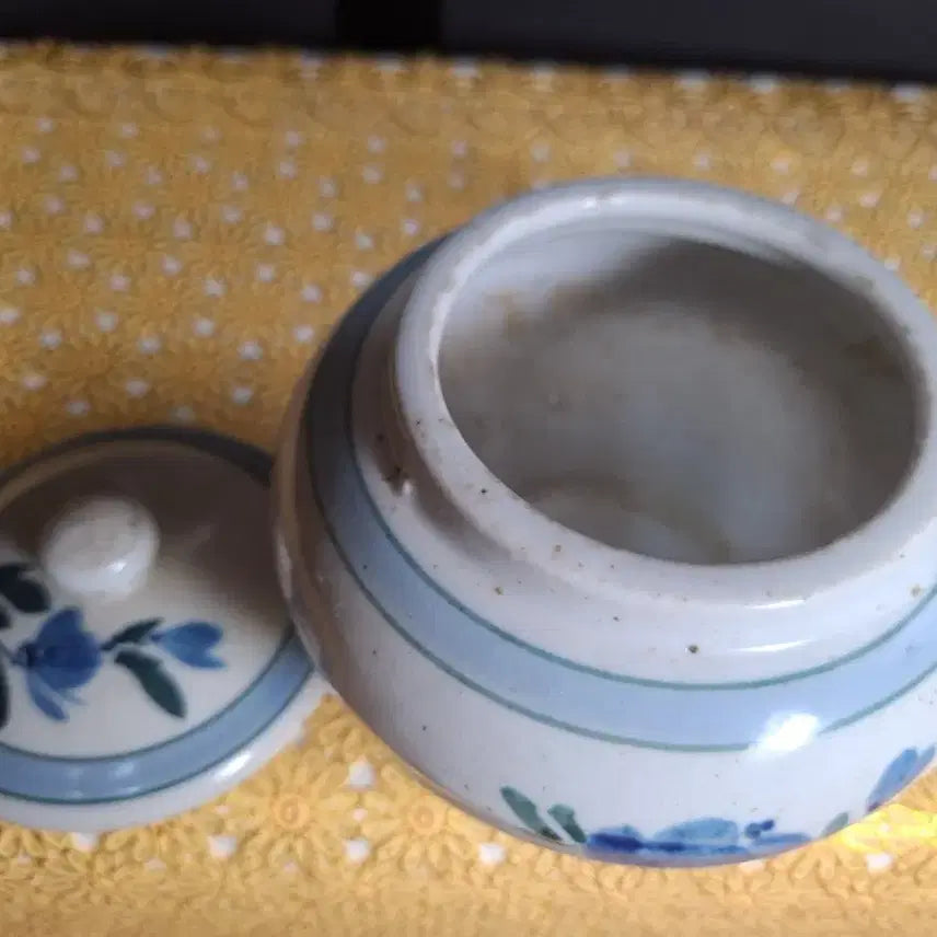 [BUNJANG] Celadon Porcelain Peony Design Medicine Jar / (골동품)모란문 청화백자 약호 단지(높이약 12cm)