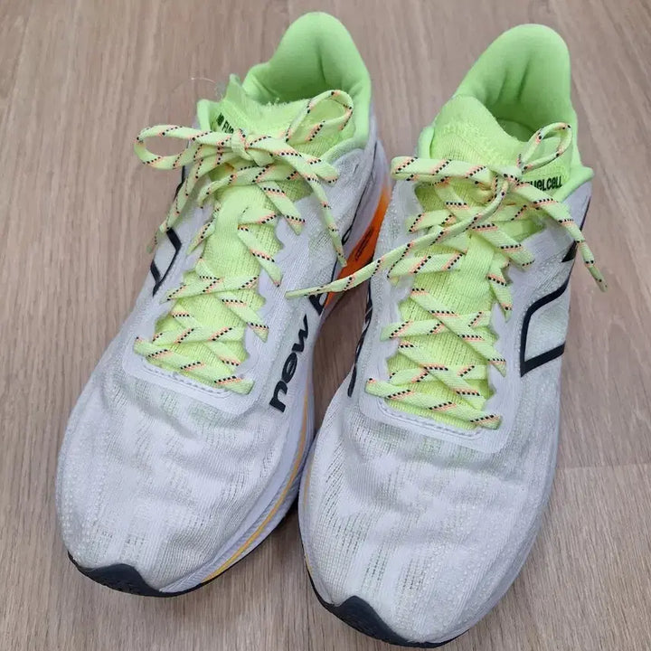 [BUNJANG] New Balance FuelCell Super Comp Trainer v2 / 뉴발란스 퓨얼셀 슈퍼 컴프 트레이너 v2 (250size)