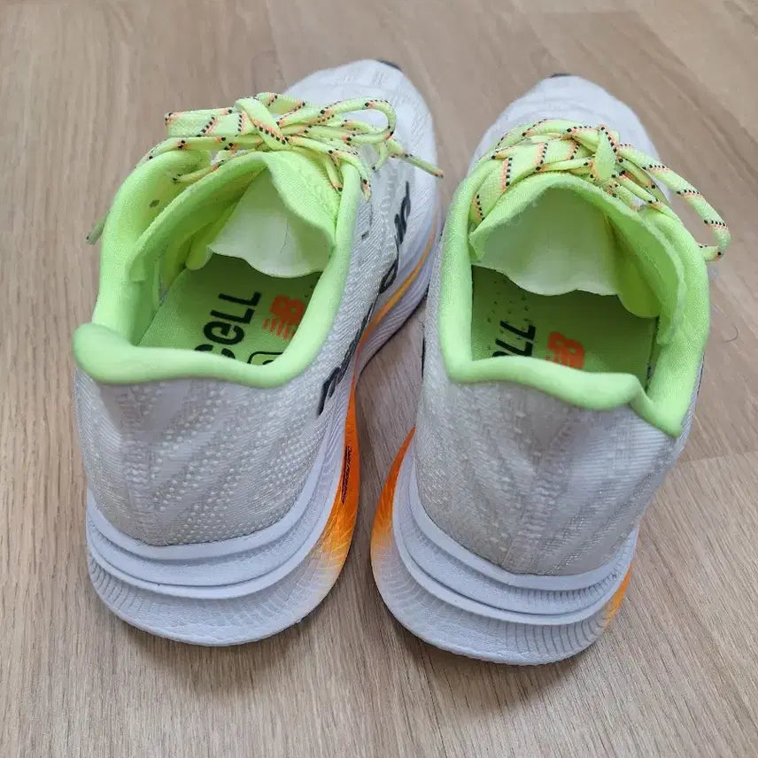 [BUNJANG] New Balance FuelCell Super Comp Trainer v2 / 뉴발란스 퓨얼셀 슈퍼 컴프 트레이너 v2 (250size)