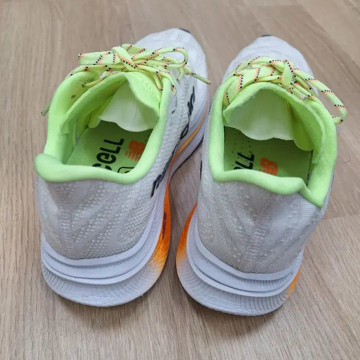 [BUNJANG] New Balance FuelCell Super Comp Trainer v2 / 뉴발란스 퓨얼셀 슈퍼 컴프 트레이너 v2 (250size)