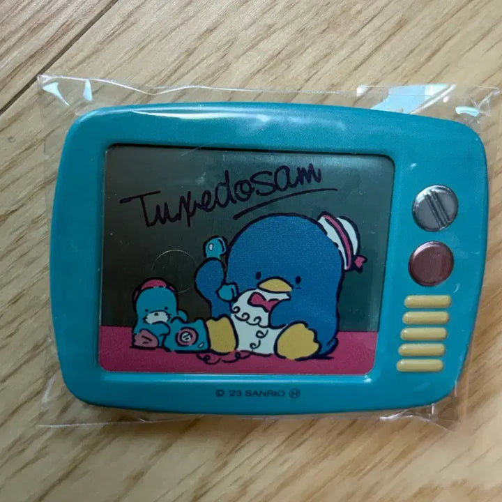 [BUNJANG] Sanrio TV Retro Can Badge Tuxedo Sam / 산리오 티비 tv 레트로 캔 뱃지 가챠 턱시도샘