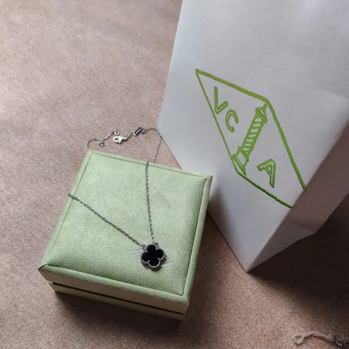 [BUNJANG] Van Cleef &amp; Arpels Vintage Alhambra Pendant / 반클리프&amp;아펠 빈티지 알함브라 펜던트