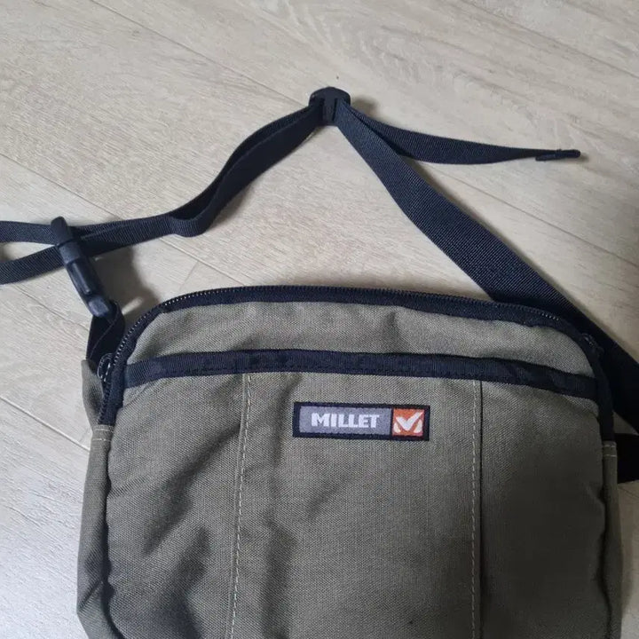 [BUNJANG] Millet Khaki Hip Pack / 밀레 카키색 힙색