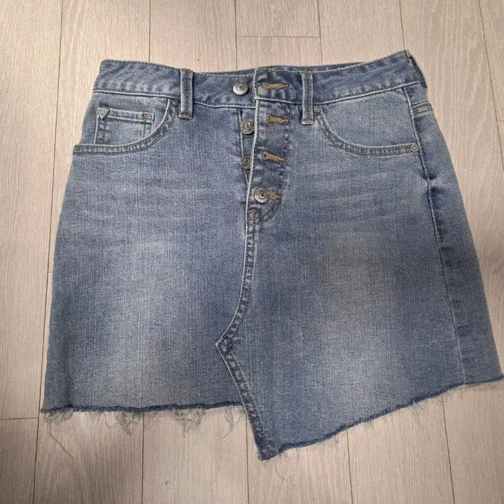 [BUNJANG] Guess Asymmetrical Denim Mini Skirt / 게스 언발란스 데님 미니스커트