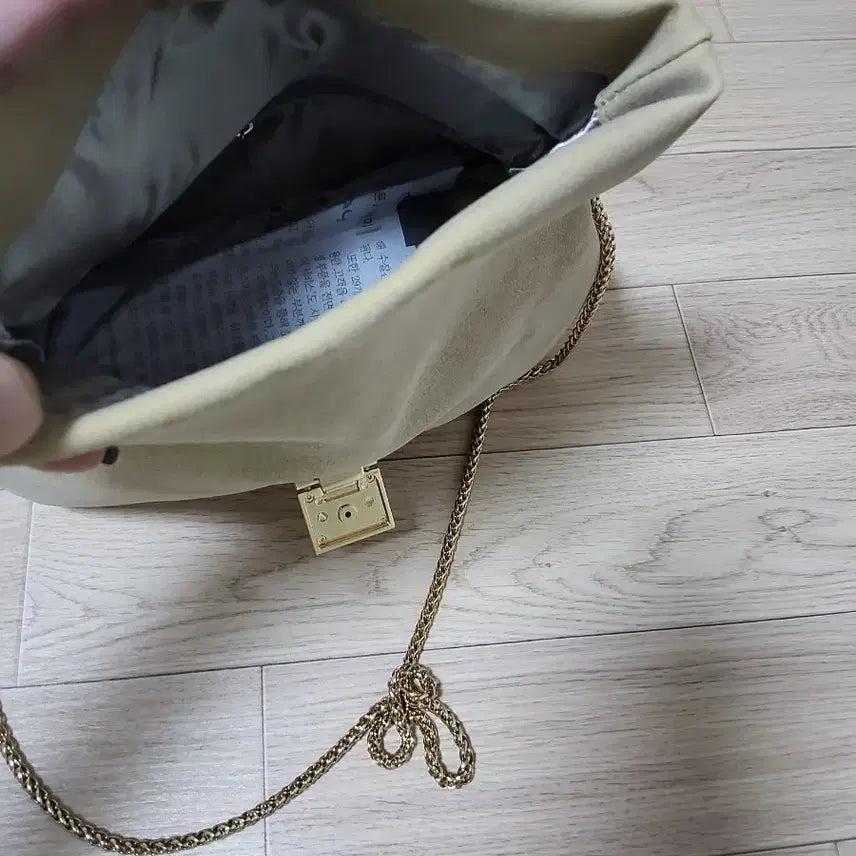 [BUNJANG] Beige Suede Chain Shoulder Bag / 베이지 스웨이드 체인 숄더백