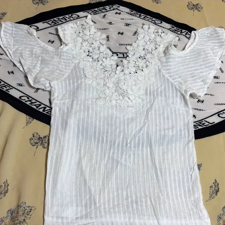 [BUNJANG] White Lace Punching Off-Shoulder Blouse (Unused) / 화이트 레이스 펀칭 블라우스 미사용