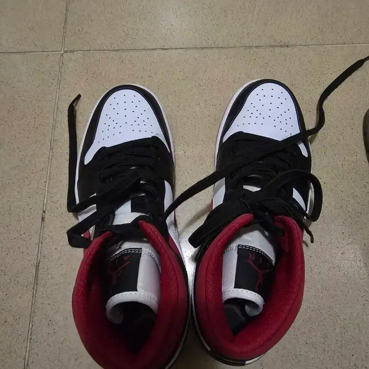 [BUNJANG] Nike Jordan 1 Mid Gym Red Sneakers / 나이키 조던1 미드 짐레드 260