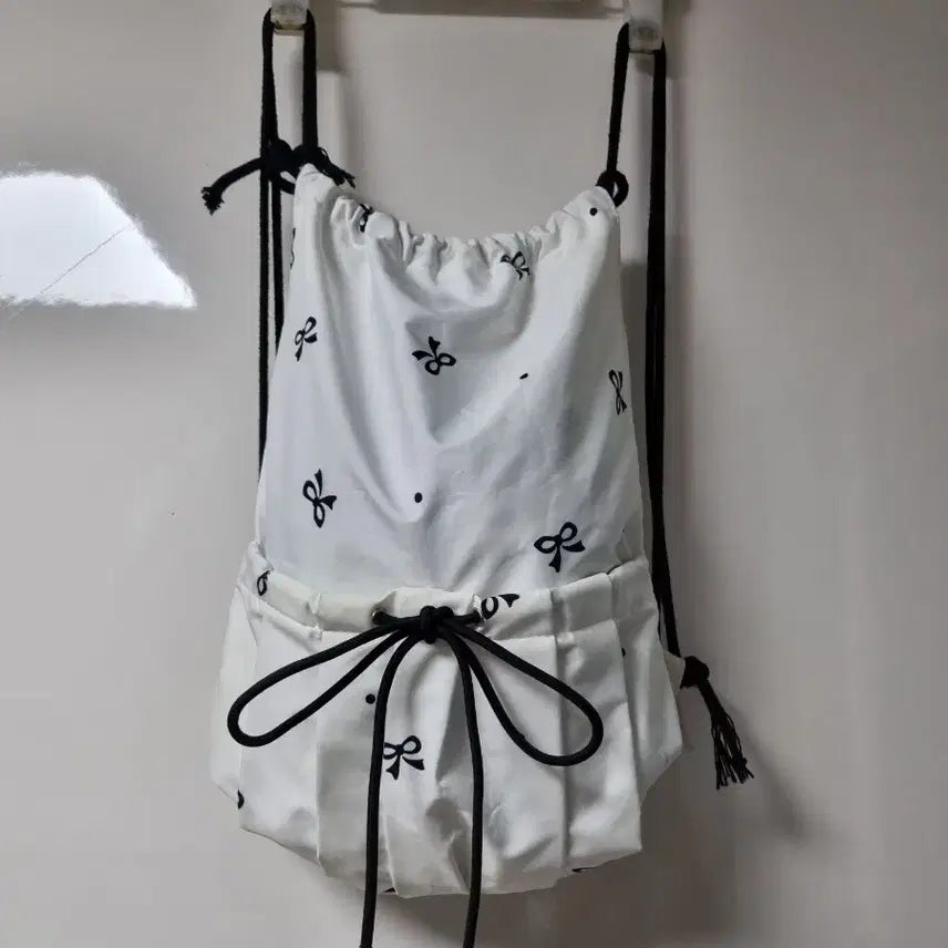 [BUNJANG] Ribbon Pattern White Drawstring Backpack / 리본 패턴 화이트 드로우스트링 백팩