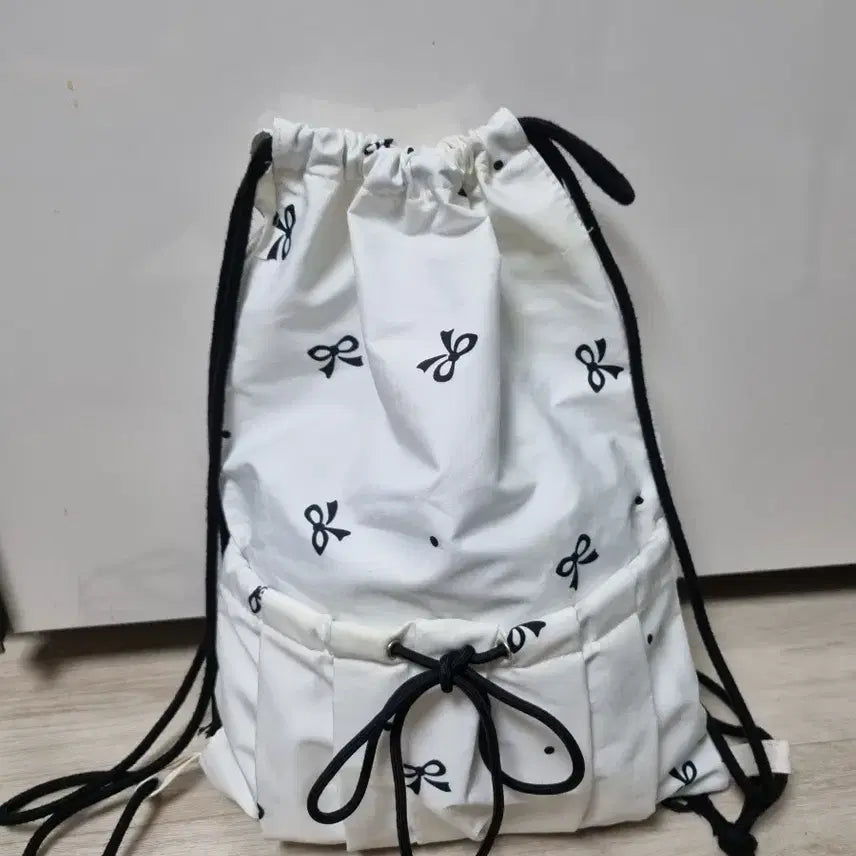 [BUNJANG] Ribbon Pattern White Drawstring Backpack / 리본 패턴 화이트 드로우스트링 백팩