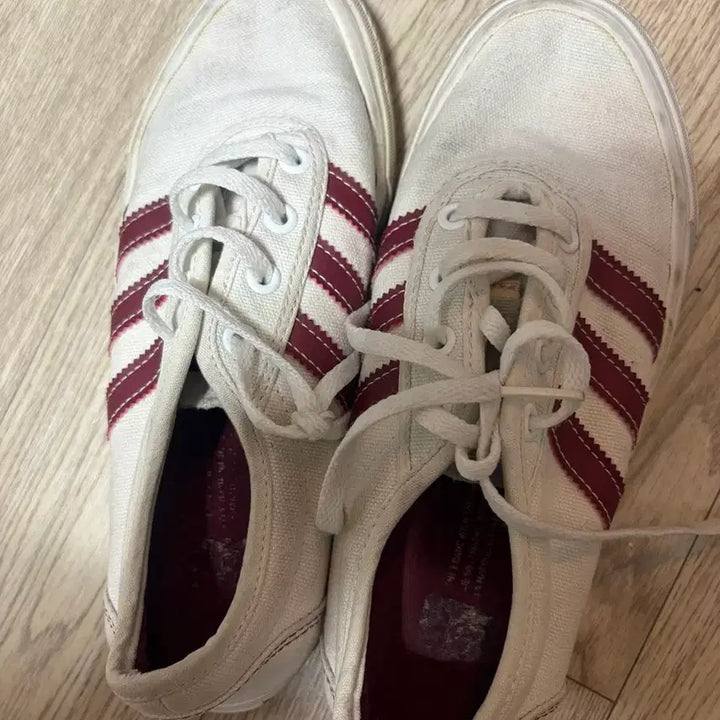 [BUNJANG] Adidas White/Burgundy Three Stripes Sneakers / 집이사겸정라! 아디다스 화이트/버건디 삼선 스니커즈