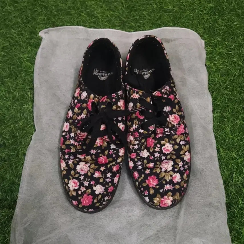 [BUNJANG] Dr. Martens Flower Pattern Sneakers / 닥터마틴 플라워 패턴 스니커즈