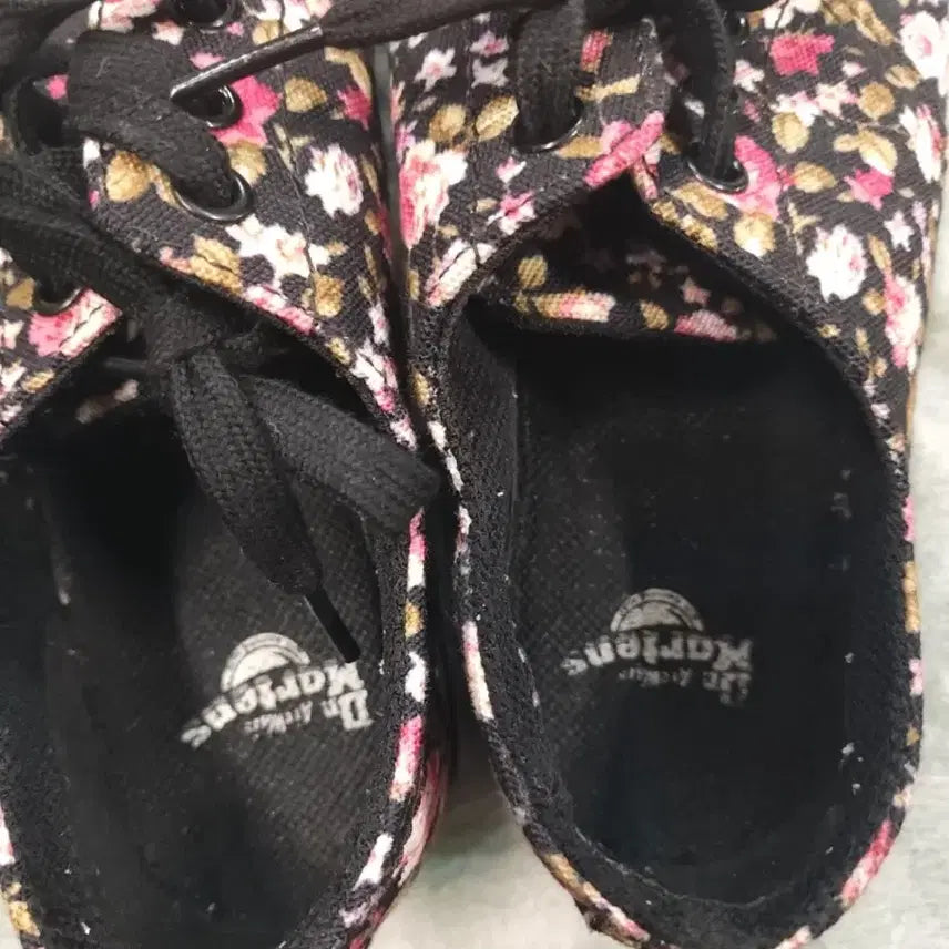 [BUNJANG] Dr. Martens Flower Pattern Sneakers / 닥터마틴 플라워 패턴 스니커즈