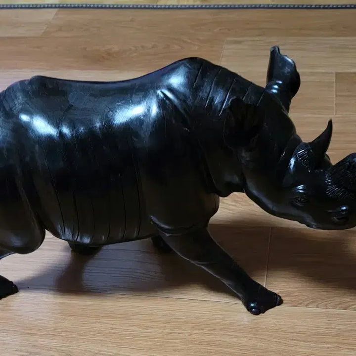 [BUNJANG] African Rhinoceros Wood Carving Collectible / 아프리카예술 수입코뿔소 수집품 목각장식품