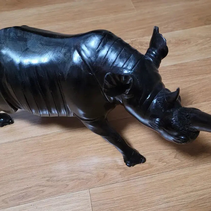 [BUNJANG] African Rhinoceros Wood Carving Collectible / 아프리카예술 수입코뿔소 수집품 목각장식품
