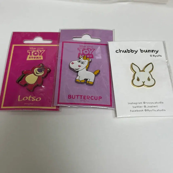 [BUNJANG] Pixar Lotso &amp; Buttercup &amp; Rabbit Badges / (미개봉 새 상품) 픽사 랏소 버터컵 뱃지, 토끼 뱃지