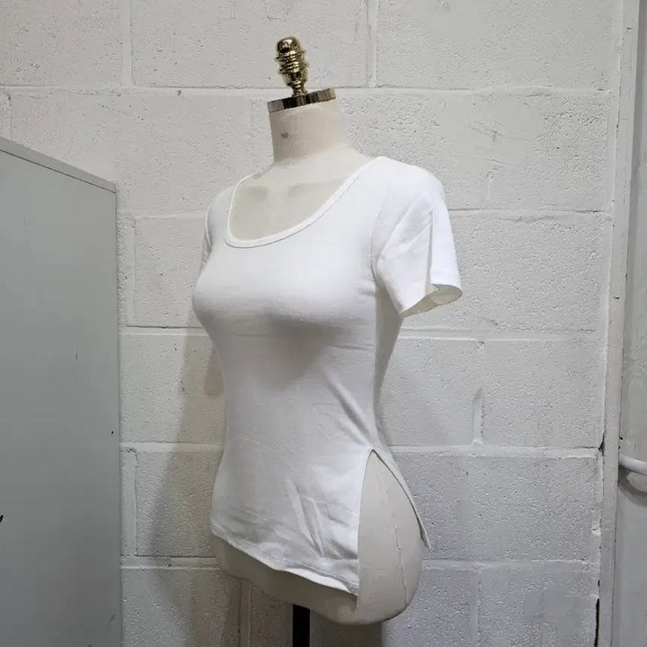 [BUNJANG] Side Slit Plain Round Neck Short Sleeve T-Shirt - White / 옆트임 무지 라운드 반팔- 화이트