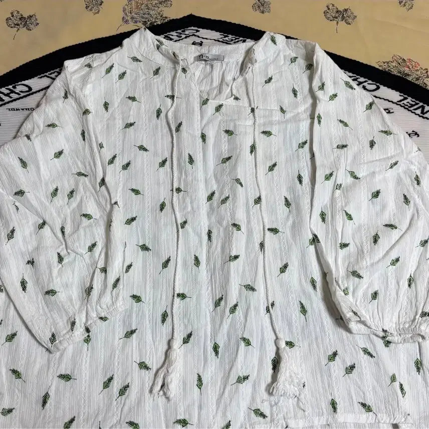 [BUNJANG] n.by Leaf Pattern White Blouse / n.by 화이트 나뭇잎 블라우스 55사이즈
