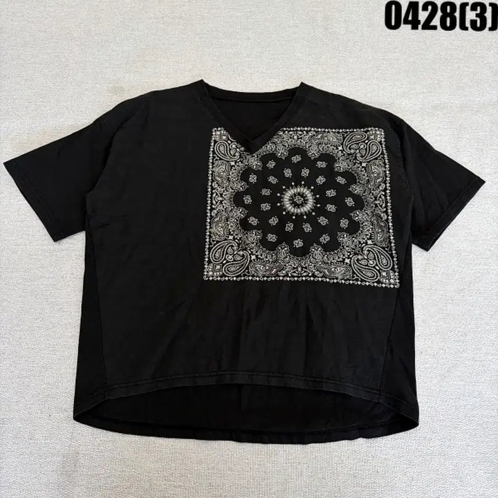 [BUNJANG] Black Bandana Print V-Neck Short Sleeve T-Shirt / 블랙 반다나 프린팅 V넥 반팔 티셔츠 0428(3)