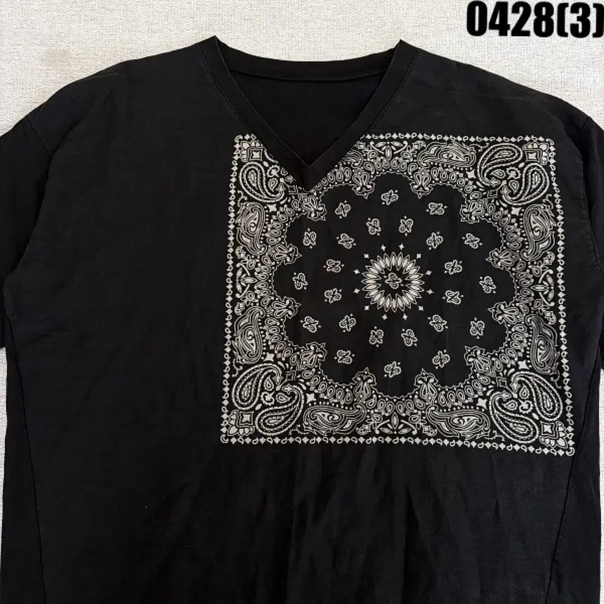 [BUNJANG] Black Bandana Print V-Neck Short Sleeve T-Shirt / 블랙 반다나 프린팅 V넥 반팔 티셔츠 0428(3)