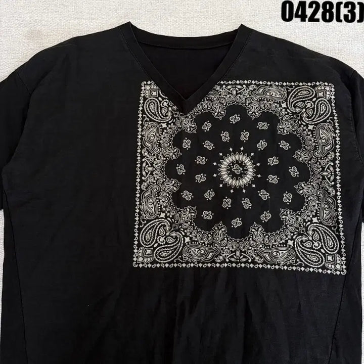 [BUNJANG] Black Bandana Print V-Neck Short Sleeve T-Shirt / 블랙 반다나 프린팅 V넥 반팔 티셔츠 0428(3)
