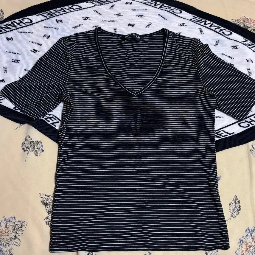 [BUNJANG] Esprit de Corps Striped V-Neck T-Shirt / 에스프리 드 코프 스트라이프 반팔 티셔츠