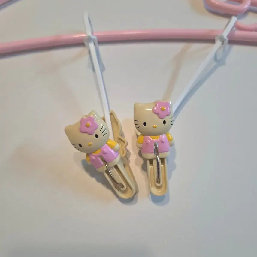 [BUNJANG] Hello Kitty Vintage Clothes Hanger Set / 헬로키티 고전 옷걸이 카오하나 키티 집게