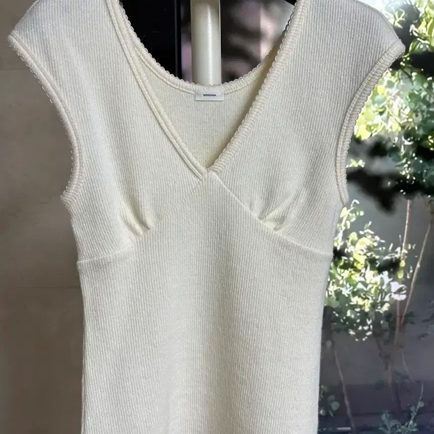[BUNJANG] Monoha V-Neck Knit Sweater / 모노하 브이넥 니트
