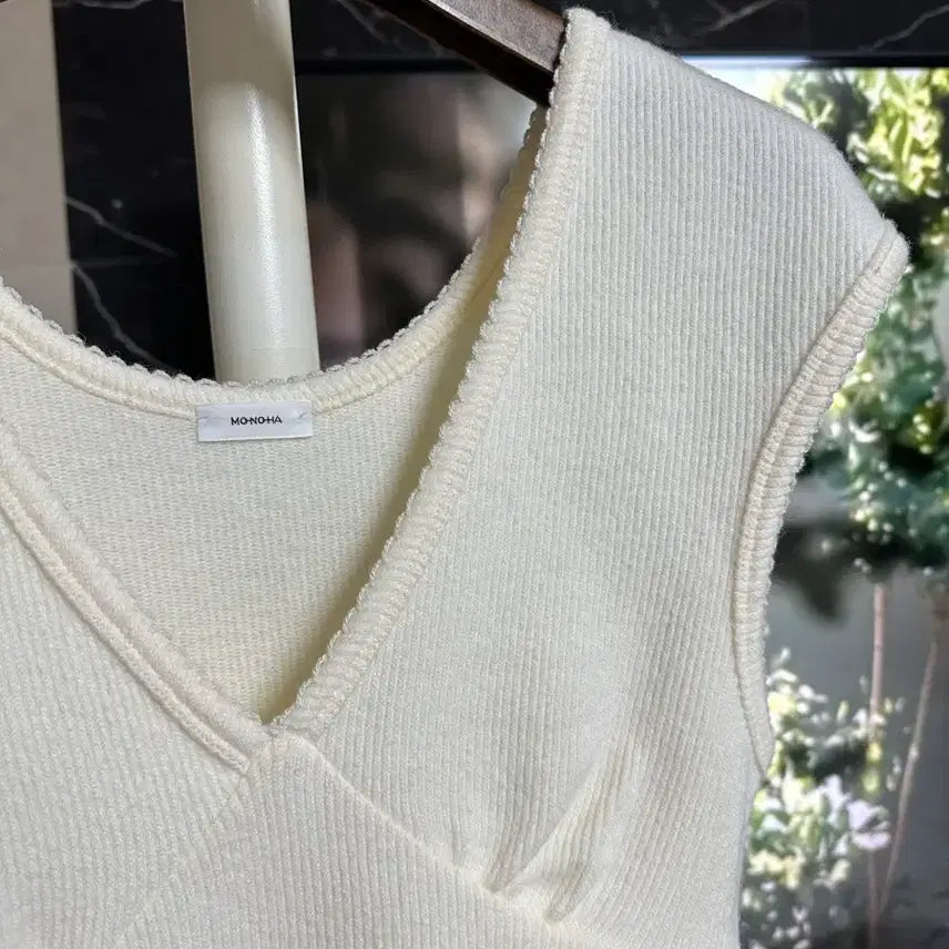 [BUNJANG] Monoha V-Neck Knit Sweater / 모노하 브이넥 니트