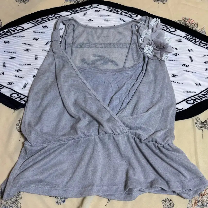 [BUNJANG] Flower Point Sleeveless Blouse - Grey / 플라워 포인트 회색 민소매 블라우스